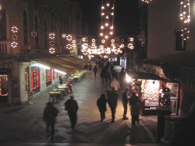 夜、市場通り。<br />お店は大方閉まっています。<br />そしてまだまだこれから、お祭り本番！