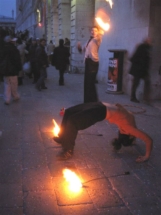 夕闇が近づくにつれ、<br />いろいろなパフォーマンスも！