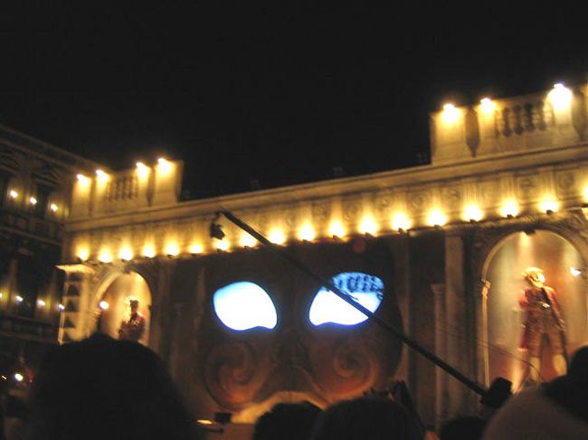 サンマルコ広場に設けられた、<br />カーニバルの特設ステージ。<br />