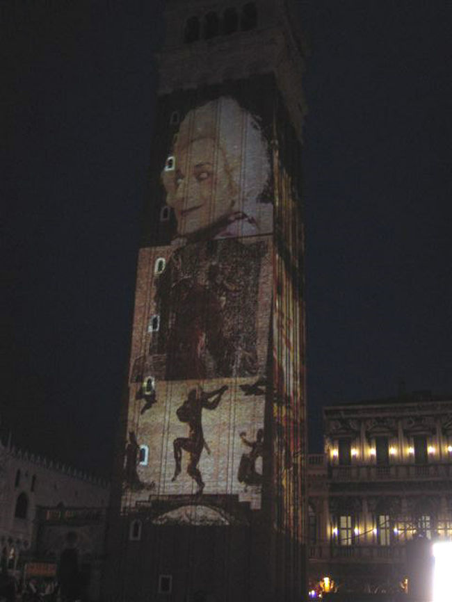 サン・マルコ寺院にあるタワーには、<br />様々な映像が切り替わりで映っています。