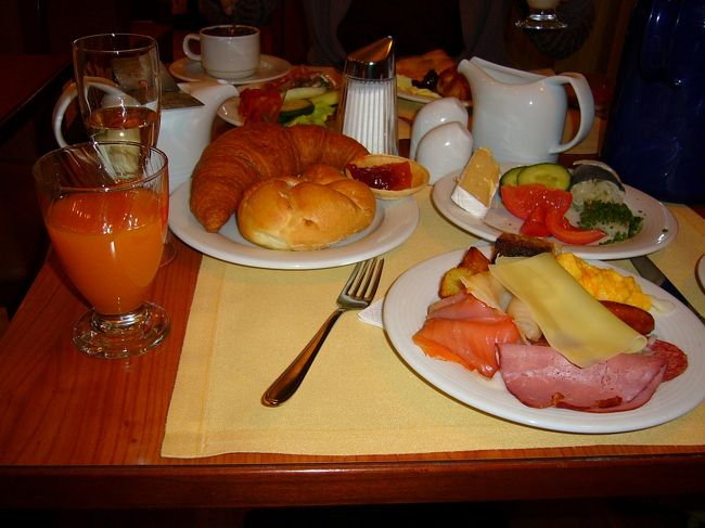 ホテルの朝食です。<br />バイキング形式で毎朝お昼を食べなくてすむほど<br />食べていました。<br /><br />