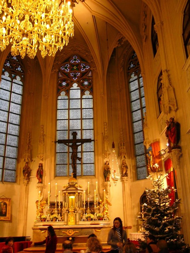 12月26日<br />この日は、日曜日だったので王宮礼拝堂へウィーン少年合唱団の歌を聴きに行きました。<br />クリスマスの次の日だったためか最後の歌は「きよしこの夜」でした。<br />この歌の発祥の国でこの曲を聴けたのがこの旅一番の思い出です。<br />立ち見だと無料ですので、機会があれば是非この歌声を聴きに行ってください。