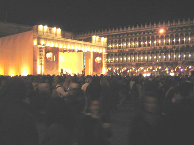 いよいよステージが始まりました。<br />まずはダンス＋ファイアーパフォーマンス。<br />サンマルコ広場は人で一杯に！