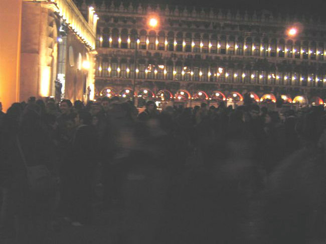 広場はモッシュ＆ステップの山と化でした！！！<br />みんな小一時間くらい踊りっぱなし･･･。<br />体力あるなぁ！