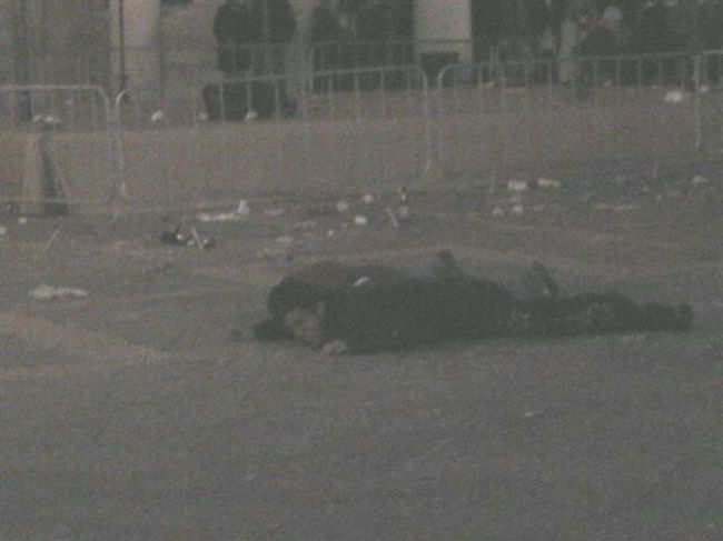 広場脇の道路にて寝転がってた若人。<br /><br />･･･しかし広場の地面には酒瓶が大量に転がっています。<br />ね、寝るなー！<br />キケンだー。