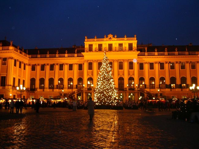 シェーンブルン宮殿。<br />ここも無料の日本語ガイドフォンがあり楽しめます。<br />内部はとても豪華で部屋数もたくさんあります。<br />