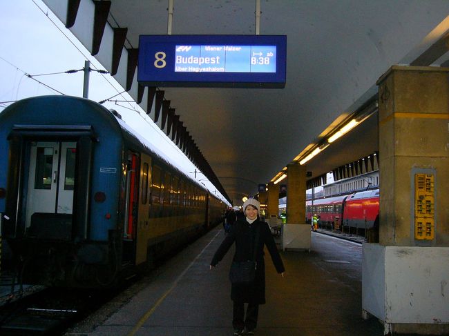 2004年12月27日<br />この日は、ウィーンからハンガリーの首都、ブダペストへ日帰り旅行です。<br />8時38分の電車で出発です。