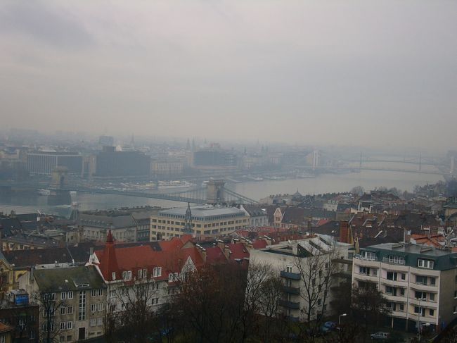 ウィーンからブダペストまで約3時間。<br />あいにくの雨でした。<br />まず、王宮の丘へ行き、ブダペスト市内を眺めます。<br />天気が悪くて残念。<br />