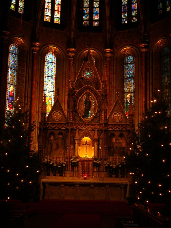 漁夫の砦近くにあるマーチャーシュ教会。<br />トルコに占領された時代があったそうで、ビザンチン的なところもあり、他のヨーロッパの国々の教会とはちょっと違います。