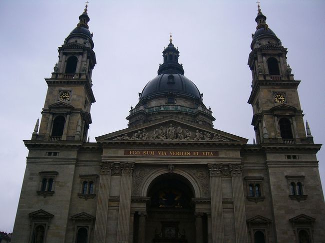 聖イシュトヴァーン大聖堂。<br />ブタペスト一の大聖堂だそうです。<br />