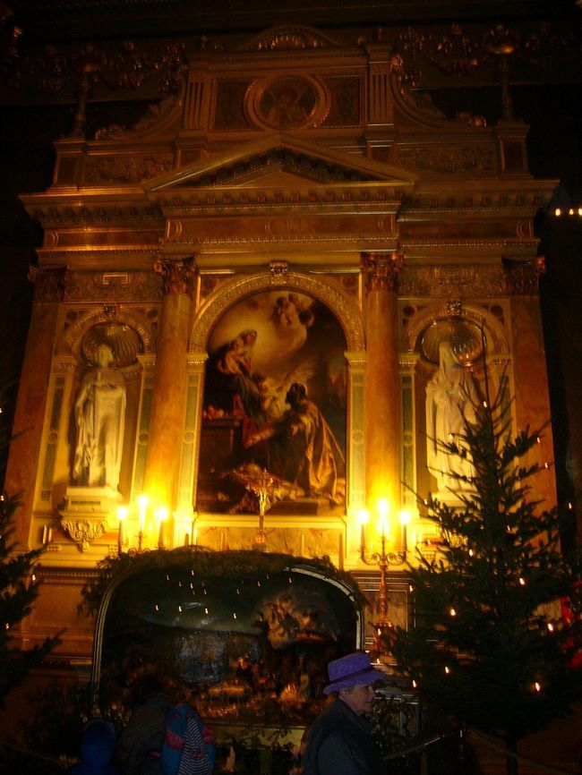 大聖堂内部。<br />荘厳な雰囲気でした。<br />私が行ったときは、ちょうど結婚式が始まり、着飾った人々や美しい花嫁さんを見ました。