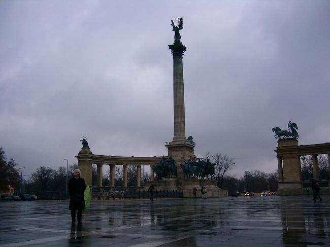 英雄広場。<br />地下鉄の1日券のモトを取るため、特に目的もなく行きました。<br />雨がひどくて寒かったです。