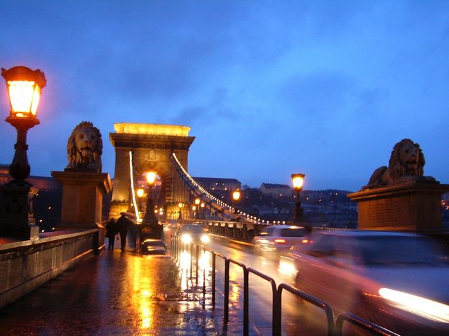 くさり橋。<br />ブダペストに来た目的がこの橋でした。<br />ドナウ川に架かる橋で最も美しい橋といわれているそうですが、そう言われるのもわかる美しい橋でした。<br />ちょうど、4時頃から橋のライトアップが始まり、少し青味の残る空と橋のコントラストはこの旅一番の風景でした。<br />冬のヨーロッパは日暮れが早いですが、この日が暮れるころの空は何ともいえない美しさがあります。