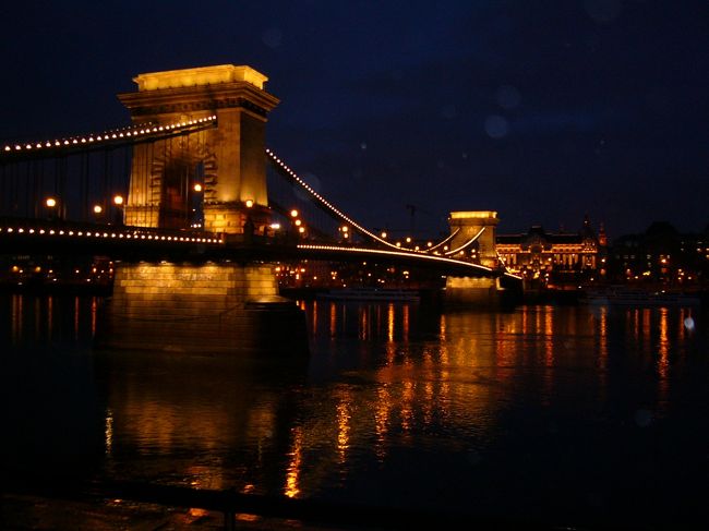 日が暮れると橋はこんな感じになります。