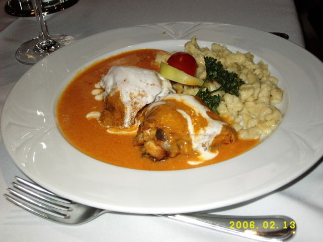 <br /><br />朝ウィーンを出発し、昼にブダペスト到着！<br />お昼はパプリカチキン！チキンの右にある薄茶色のものはすいとんみたいな味がしました。<br />このパプリカチキン、マイルドでとっても美味しい！<br />ツアーのシルバー世代の方々も「これは今までの中で一番美味しいわ〜」と大絶賛♪