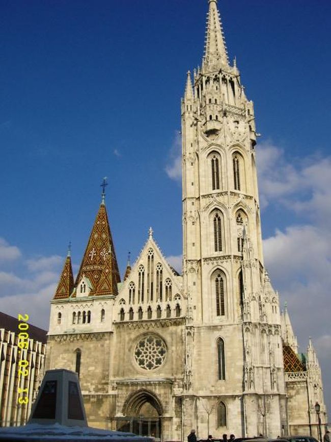 マーチャーシュ教会。モザイクのタイル屋根はハンガリーが誇る高級食器メーカーヘレンド社製だそうです。青い空に白い教会が良く映える〜。