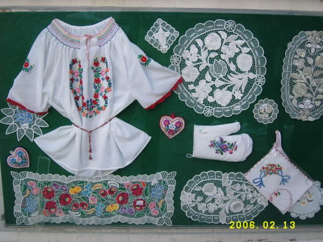 お土産屋さんにて。カローチャ刺繍の民芸品。<br />カワイイｖｖ