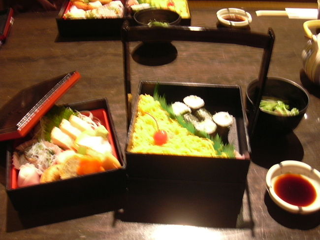 四季亭　蔵<br />（住所）豆田町５−２１<br />お雛さま弁当１、８９０円は安くて、すごくうまかったぁー！<br />しかも、玉手箱みたいな入れ物で楽しいランチタイムとなりました♪