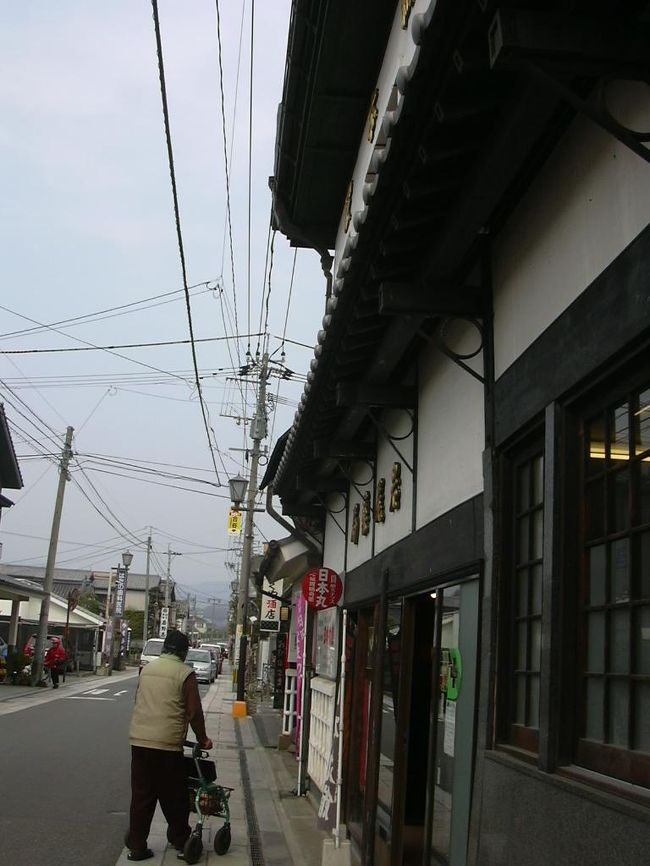 通りは車が通ったら、人はぎりぎり通れる？くらいのスペースなので。<br />気が付いたら、後ろに車がスタンバイってことが何度かありました＾＾；<br /><br />こちらは岩尾薬局日本丸館です。<br />（住所）日田市豆田町４−１５<br />入館料　お一人３５０円なーりー