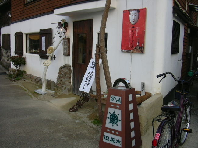 こちらはＨＥＢＯＮＯＫＩです。<br />陶芸で作られたニャングッズがいっぱいです＾＾<br />特にニャン雛がめちゃかわいい！<br />（住所）日田市中城町２−２８<br />ふじわら　くみさんの作品が展示されています。