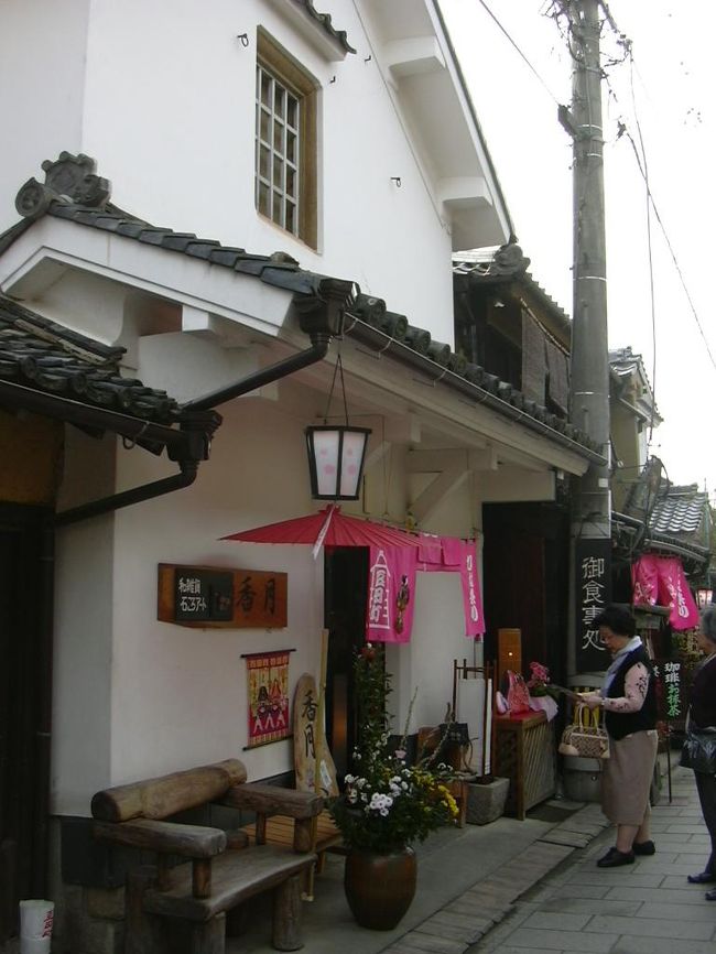 おみやげやの香月さんではプチ雛や手作りのお雛様がいっぱい飾られていましたー！<br />石ころアートとよばれる石に直接、お雛様の絵が描かれているものがかわいくて買ってしまいました＾＾<br />