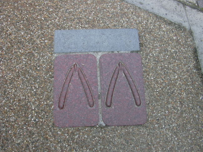 とまってー下駄を発見！<br /><br />狭い通りから大通りへぬけでる手前にこんな下駄のユニークなものが‥<br />思わずたちどまってしまいました（笑）