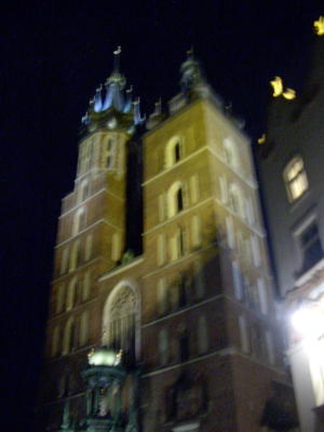 旧市庁舎<br />　クラクフ中央市場広場に建つ聖マリア教会<br />1222年に造られたゴシック様式の美しい建物<br />12年の歳月をかけて建てられたﾖｰﾛｯﾊﾟで第2位の高さを持つ木造彫刻で、国宝に指定されている。