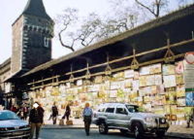 旧市街の入り口「フロリアスカ門」内壁<br />飾られているのは全て絵です