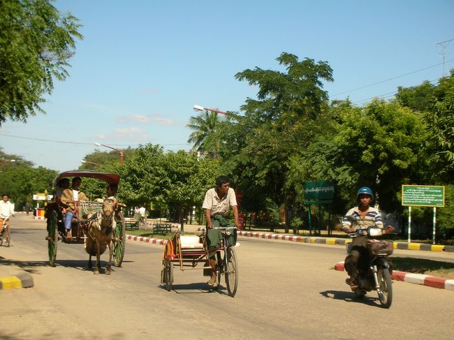 ミャンマー人の友達に会いにバガンにいきました。<br />半年ぶりのバガンでしたが、何も変わっていなく？？（当たり前ですね）なんとなく安心しました。<br />友達との再会はちょっと苦労しましたが、（この町の人は電話を持っている家が少ないのです）なんとか無事再会。<br />一緒にバガンの人々が暮らす村をドライブしにいきました。遺跡の町とは違い、人々の暮らしが感じられ新鮮でした。