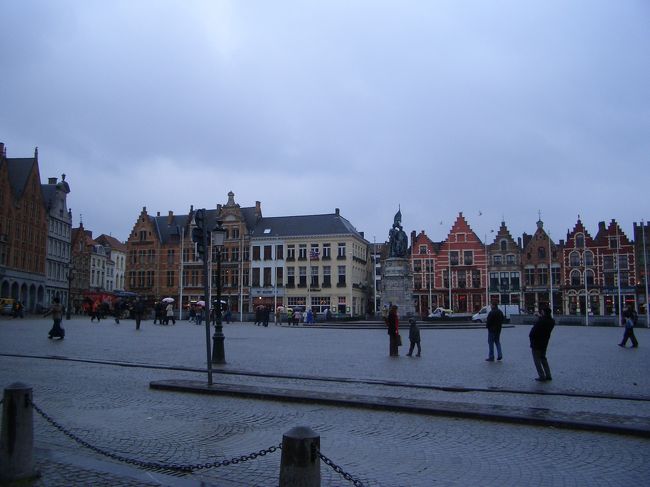 絵葉書で見るこの広場とは随分違うが、建物がどうしてこうも愛らしいのだろうか・・・。<br />この町で生まれていたら、自信を持って外国の友人に自分の町を案内できるのにな・・・。