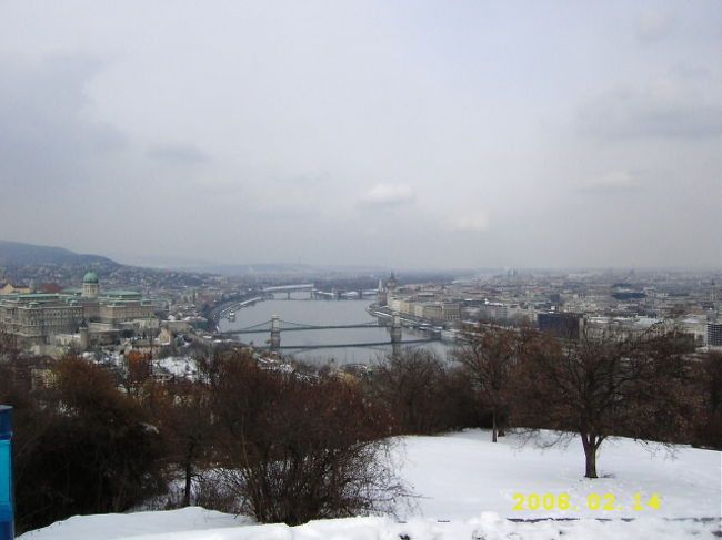 ゲッレールトの丘を登る。<br />雪が積もってけっこう大変でした（＞＿＜）<br />でも苦労の甲斐あり素敵な眺めが♪