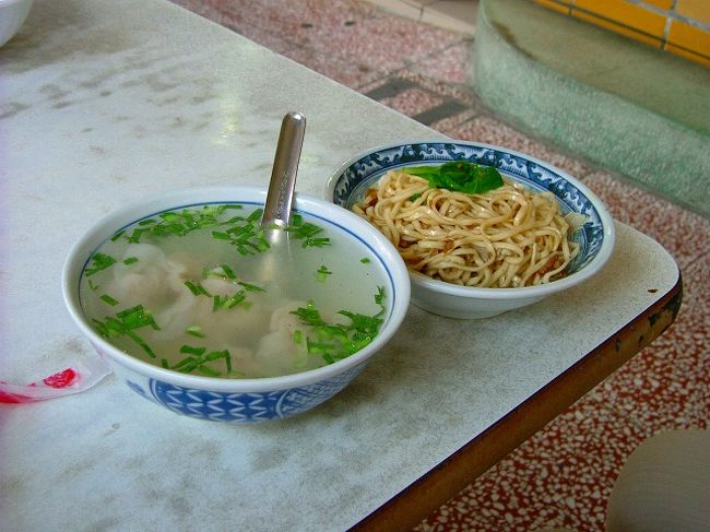 これは、「度小月」ではなく、台南中西区忠義路二段９８の「意麺」というお店で地元の人が食べていたのが美味しそうだったので、注文しました。(言葉が判らないので食べている人の食べ物を指差して注文しました)　　特に左側の写真のワンタンスープ、凄く美味しかった。　やっぱり地元の人でいっぱいのお店は、美味しい。　ワンタンと麺　二人分で１１０元でした。　