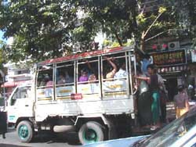 ヤンゴンの乗合バス。日本製の中古車が日本の看板をつけたまま走行しているのをよく見かける