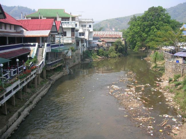 この川（溝）がタイとミャンマーのボーダー。写真で言うと左がタイで右がミャンマー。
