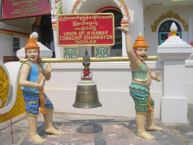 タチレイに入ってからトゥクトゥクをチャーターして連れて行ってもらった寺院。随分とはじけてます。中身はいたって普通。