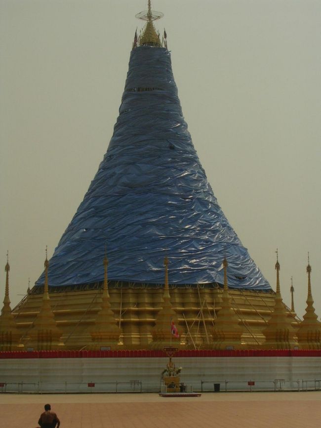 そして肝心なミャンマー様式の寺院は改装中で全貌が見れなかった。楽しみにしていただけに大分ショック。