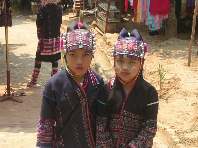 少数民族のカレン族やメオ族が暮らしている風景が見られるとトゥクトゥクの親父に言われて来たのがここ。実際は土産物屋が並んでいるだけの場所。しかもこのエリアに入るために入場料（正確な値段は忘れたがけっこう高い。）も必要。もちろん写真の子達にもモデル代が必要。