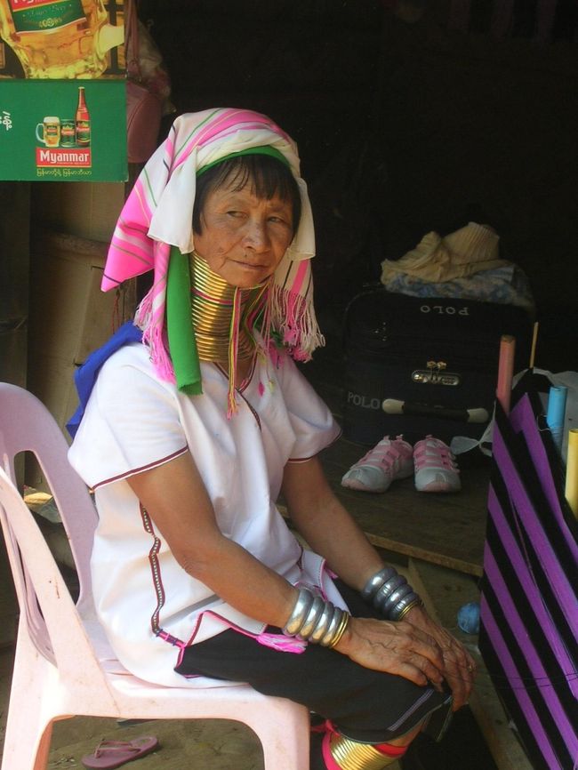 一般的に首長族と言われているこの民族。実際は肩を伸ばしているらしく、首長族という呼び方も良くないらしい。