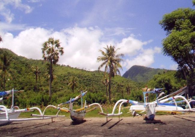 ○山にかこまれていて空気も最高。<br />　地元の人は素直でかわいいです。<br />　魚の顔をした伝統的な舟で、漁師さんと朝日を見に行こう！