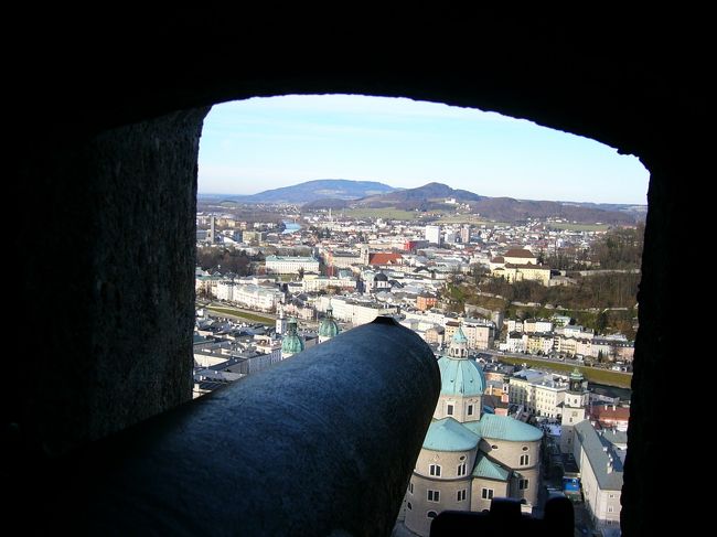 塀の間から見るザルツブルクの街。