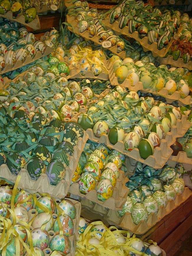 イースターエッグでしょうか。<br />春らしいカラーの卵です。