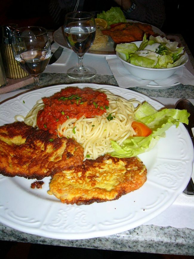 ザルツブルクから戻ってきて、ウィーンの街で食事をしました。<br />手前は、ポークのピカタ、奥はカツレツです。<br />味はまあまあでした。