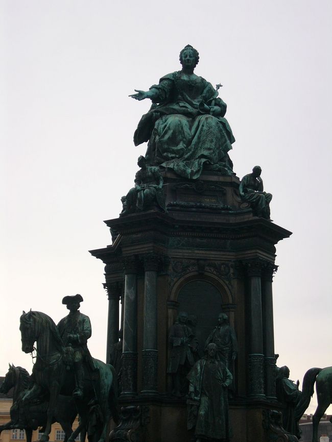 マリア・テレジアの像。<br />美術史博物館の前にあったと思います。