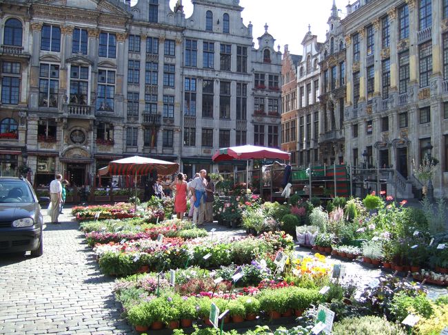 この日グランプラスでは、花市が行われていました。日本と比べ、そんなに安くないです。