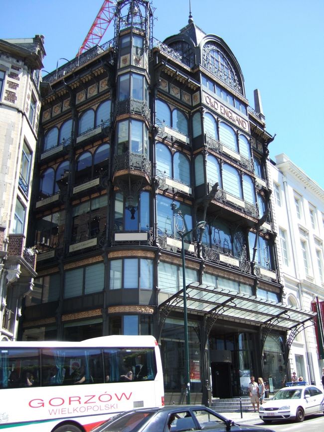 楽器博物館です。エントランスでは、楽器演奏が行われており、多くの方が聴いていました。