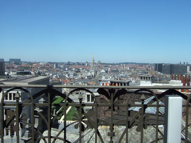楽器博物館の屋上にカフェがあります。予約も可のようです。窓際がよければ、予約した方がよいかもしれません。