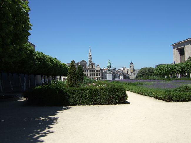 楽器博物館から市街地への道すがらにあった公園です。日差しが強かったため、日陰が気持ちよかったです。