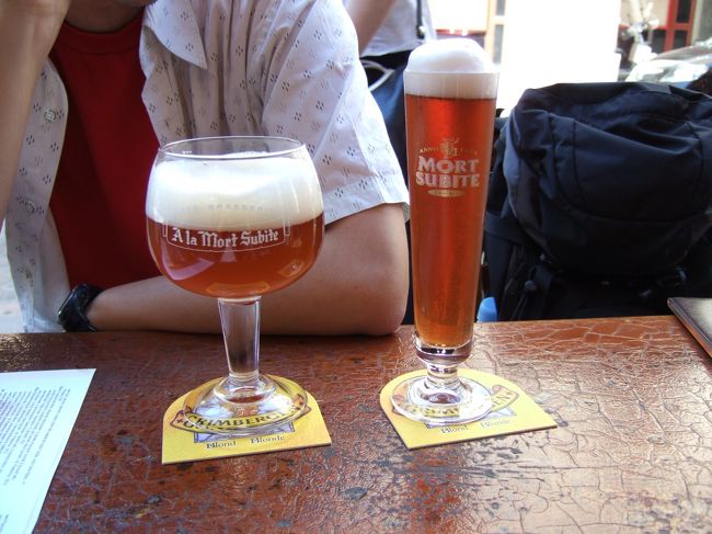 お昼ごろになって、Mort Subite(モルトサビット：即死という意味らしい)へ行きました。アーケードを抜けたすぐのところにあります。そこの名物のビールです。