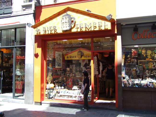 グランプラス近くのBier Tempelです。ビール専門店で、ビール以外にもビールグッズが売られています。店主自ら買いに行くという、ウェストフレテレンも売ってました(マニアな人は知っていると思いますが…)。店内で、記念写真も撮らせてもらいました。ここで買ったビールを日本まで自力で持ち帰ることに…