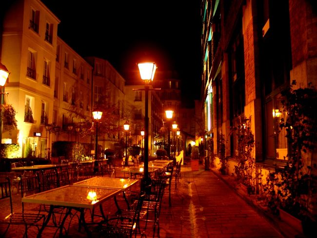 ホテルの深夜<br />ジャルダン・デュ・マレ　　74 Rue Amelot　<br />興奮で夜も眠れず　12月9日未明